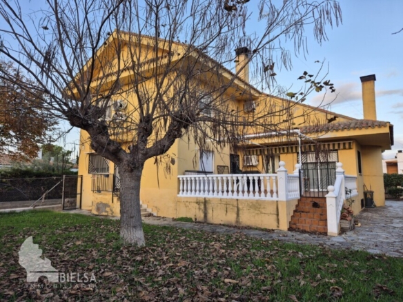 venta de chalet en talavera urbanizacion el madrono
